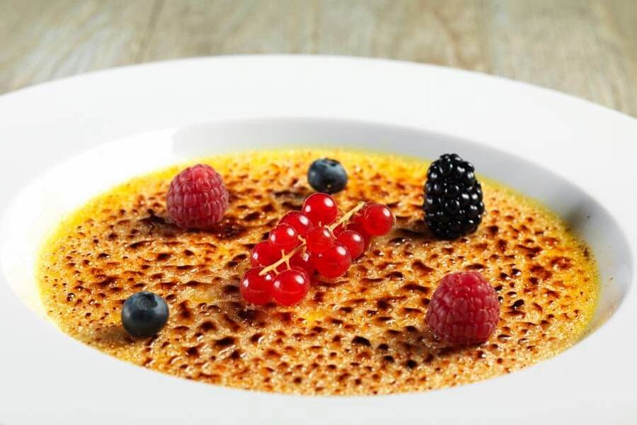 Crème brûlée ai frutti di bosco al ristorante Miralago di Bossico
