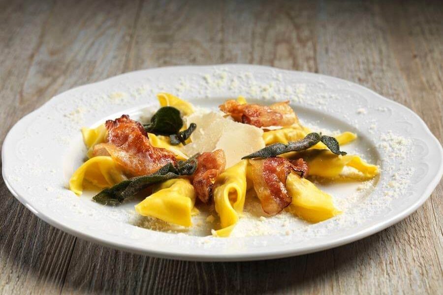 Pasta fresca ripiena al ristorante Miralago di Bossico