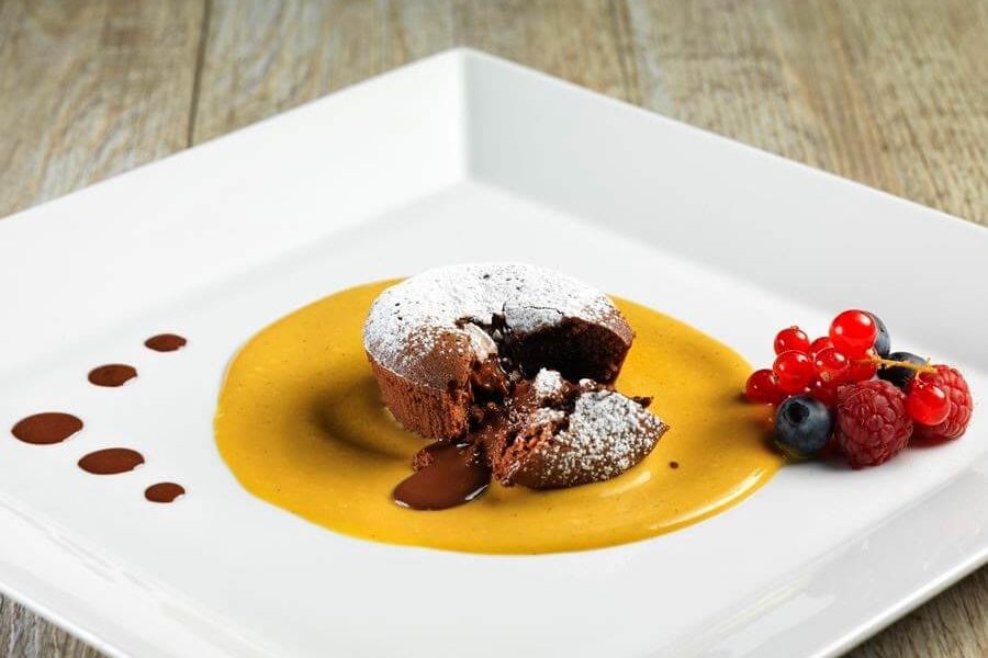 Dolce caldo con crema e frutti rossi al ristorante Miralago di Bossico