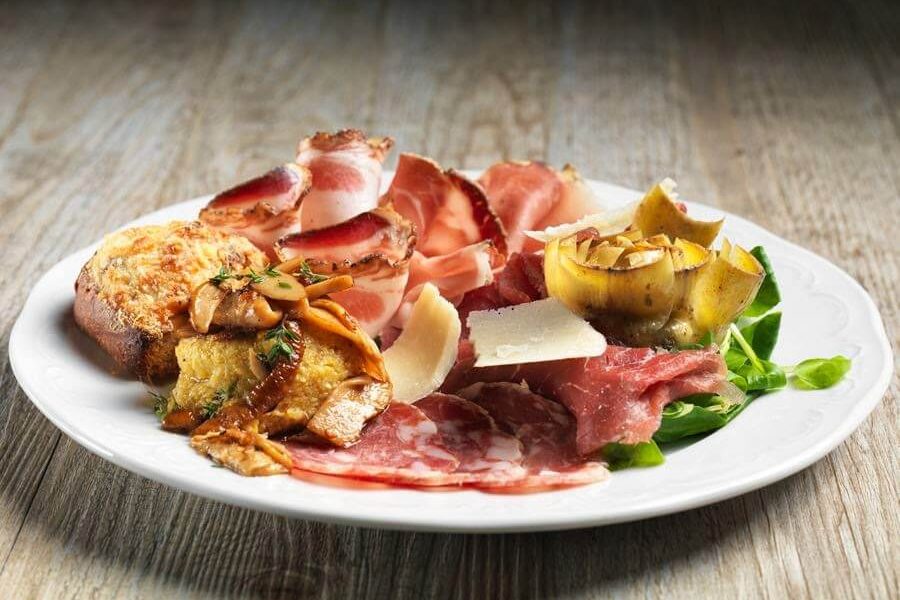 Salumi, formaggi e funghi al ristorante Miralago di Bossico