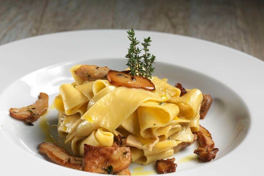 Pappardelle ai funghi al ristorante Miralago di Bossico
