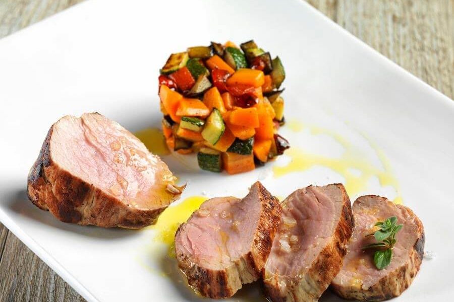 Carne con verdure al ristorante Miralago di Bossico