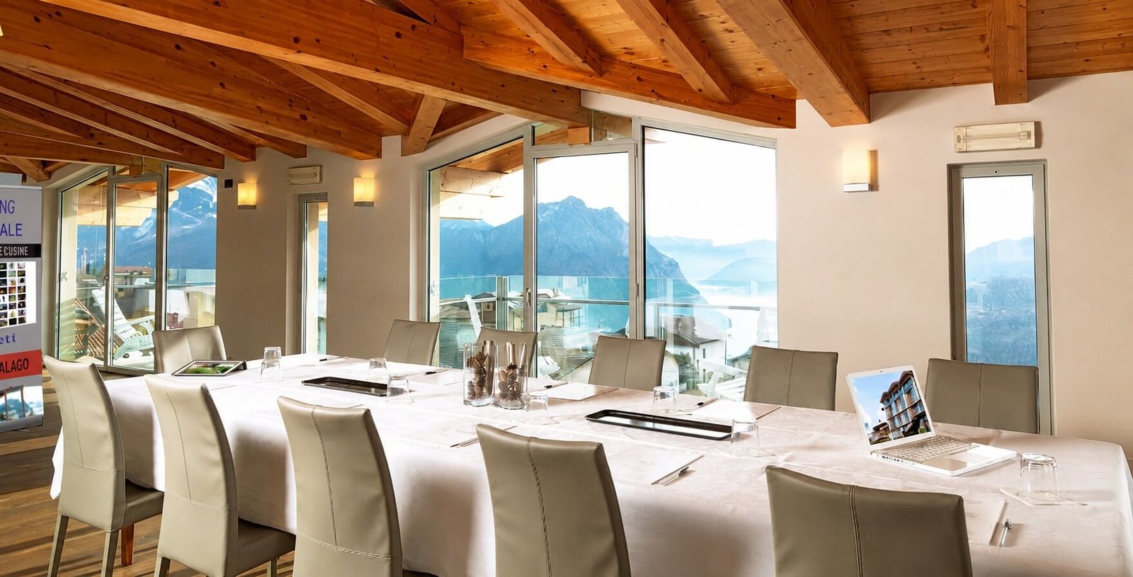 Sala meeting attrezzata con vista sul Lago d'Iseo