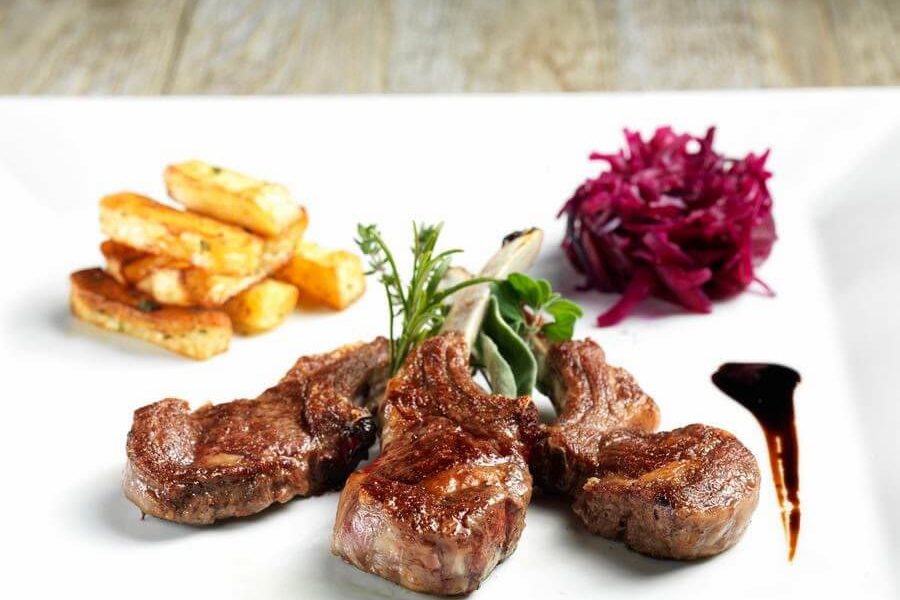 Grigliata con contorno al ristorante Miralago di Bossico