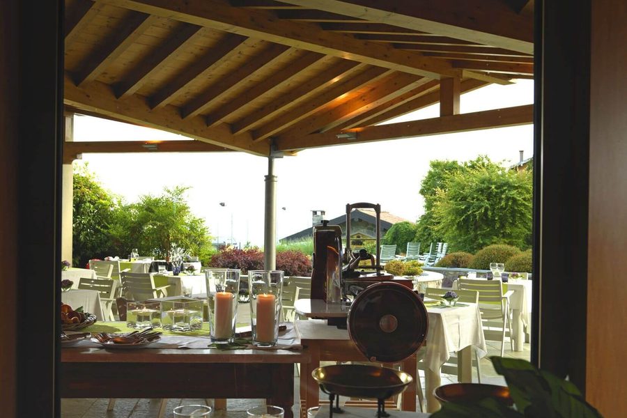 Dettaglio della cantina e della sala Miralago