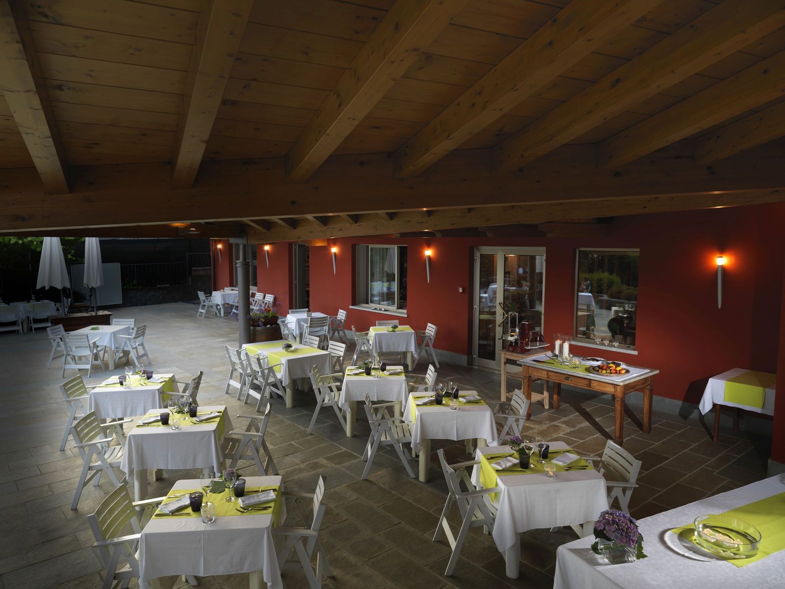 Terrazza del ristorante allestita per la sera