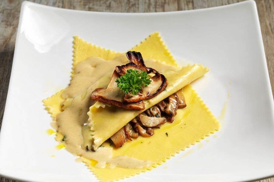 Ravioli coi funghi al ristorante Miralago di Bossico
